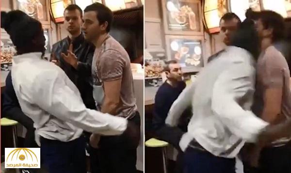 شاهد : "نطحة" مفاجئة في الوجه خلال مشاجرة عنيفة تسقط رجلاً على الأرض داخل مطعم في بريطانيا