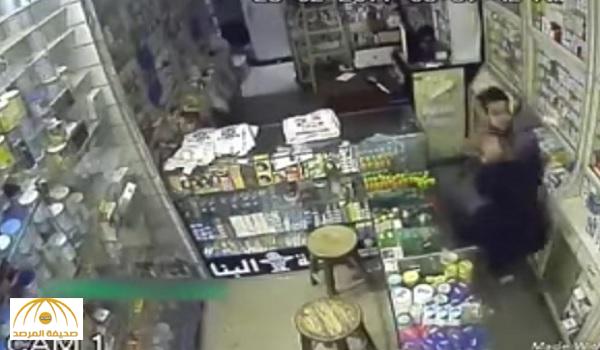 بالفيديو : صيدلي شجاع يقهر لصا مسلحا حاول سرقة صيدليته
