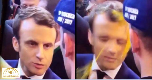 بالفيديو : المرشح لرئاسة فرنسا يتفاجأ بـ “بيضة” في منتصف جبهته