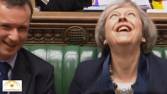 وصفتها صحيفة بريطانية بـ “الشرير ديزني”..بالفيديو : رئيسة وزراء بريطانيا تدخل في نوبة ضحك غريبة