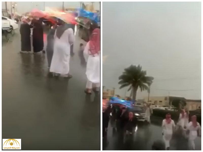 بالفيديو.. مواطنون يعترضون موكب أمير الرياض خلال زيارته للدوادمي.. شاهد رد فعله!