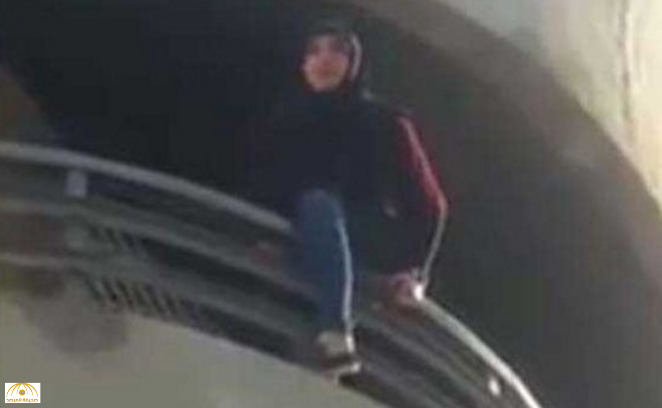 بالفيديو: فتاة لبنانية تحاول الانتحار برمي نفسها من أحد المباني..ورجل في الشارع يشجعها!