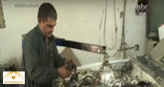 بالفيديو: طريقة غريبة لجأ إليها ميكانيكي باكستاني بالرياض لكسر روتين الغربة!