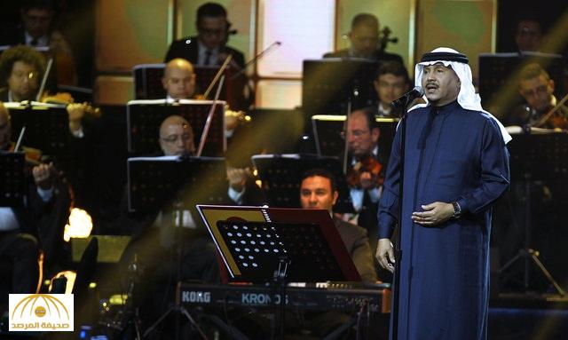 أجبروه على الصمت.. بالفيديو: محمد عبده يتوقف عن الغناء فجأة أثناء حفلة الرياض!