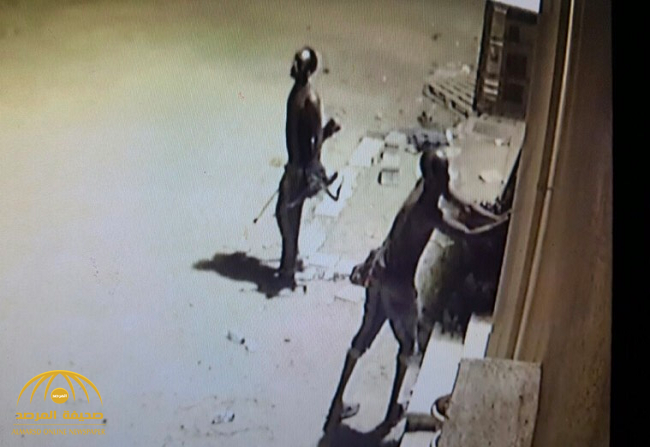 بالصور..كاميرا مراقبة توثق أفارقة مدججين بالسلاح يسلبون وينهبون المنازل في محافظة رجال ألمع