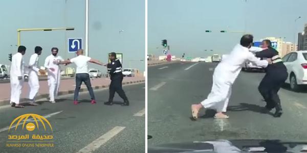 بالفيديو : مشاجرة عنيفة وتبادل لـ "اللكمات" بين كويتي و رجل أمن  على طريق سريع