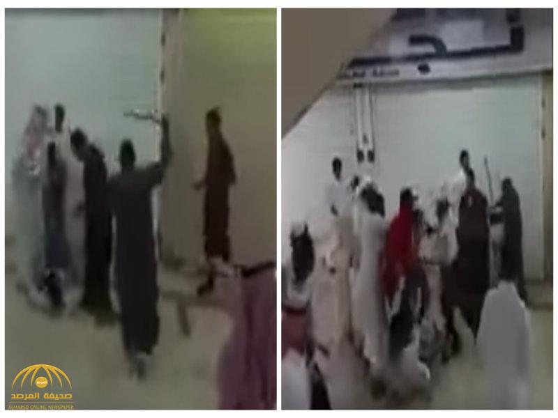 بالفيديو:مشاجرة عنيفة داخل سوق بحفر الباطن