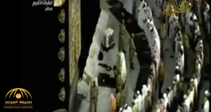 بالفيديو.. مؤذن الحرم المكي يسبق الإمام بتكبيرة الإحرام.. وأكاديمي يوضح الحكم!
