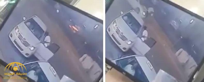 بالفيديو:كاميرات مراقبة توثق اصطدام سيارة بشخص يعبر الطريق فشل في تفاديها