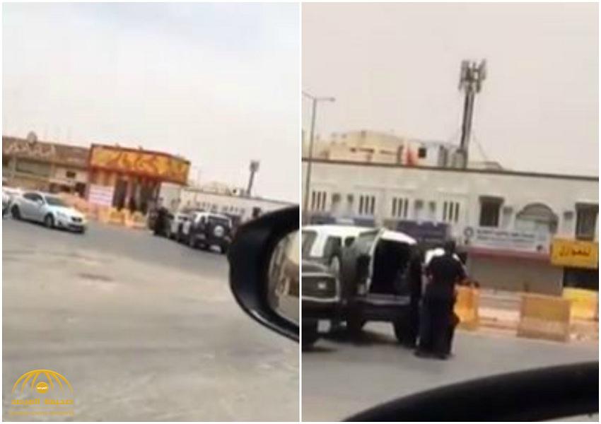 بالفيديو: ضبط "سائق"  بحوزته سلاح داخل سيارته في مكان عام.. هكذا تعامل معه رجال الأمن !