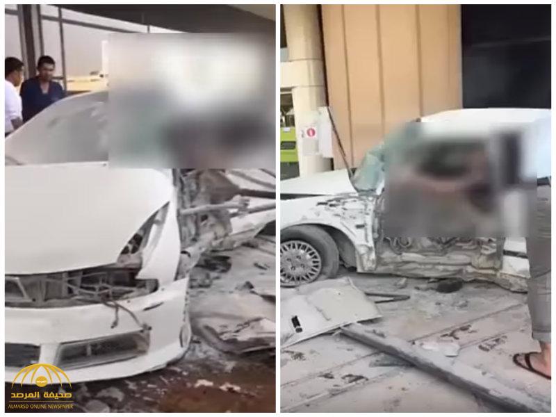 مصاب يصرخ من داخل السيارة.. بالفيديو: حادث مروِّع بمطار الرياض ووفاة شخص وجرح آخر