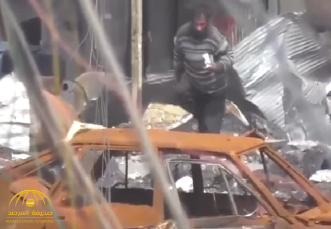 بالفيديو: داعش يفخخ  رجلا مختلاً عقلياً بالموصل