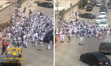 بالفيديو : طلاب مدرسة يحولون شارع إلى حلبة مصارعة.. والاشتباكات العنيفة توقف حركة المرور