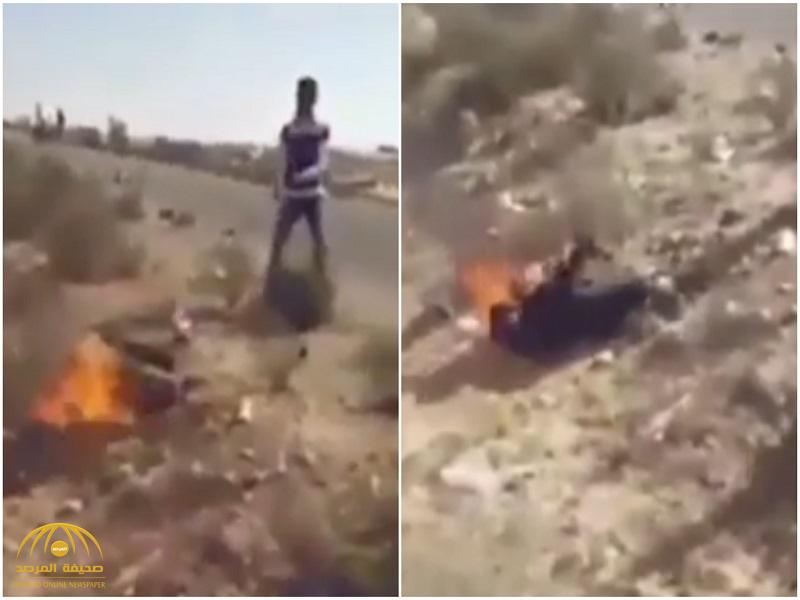 فيديو مخيف.. لحظة حرق قبيلة سيناوية بمصر لقيادي داعشي !