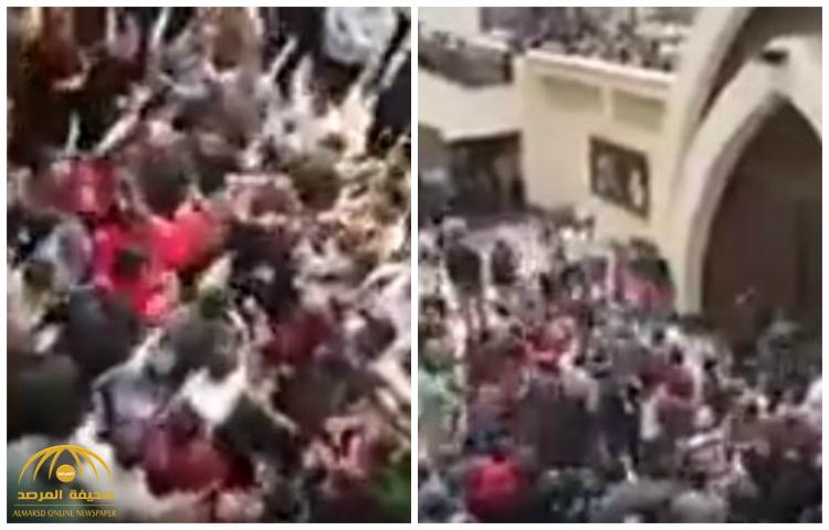 شاهد لحظة ضرب مسؤول مصري أثناء زيارة كنيسة في طنطا بعد التفجير