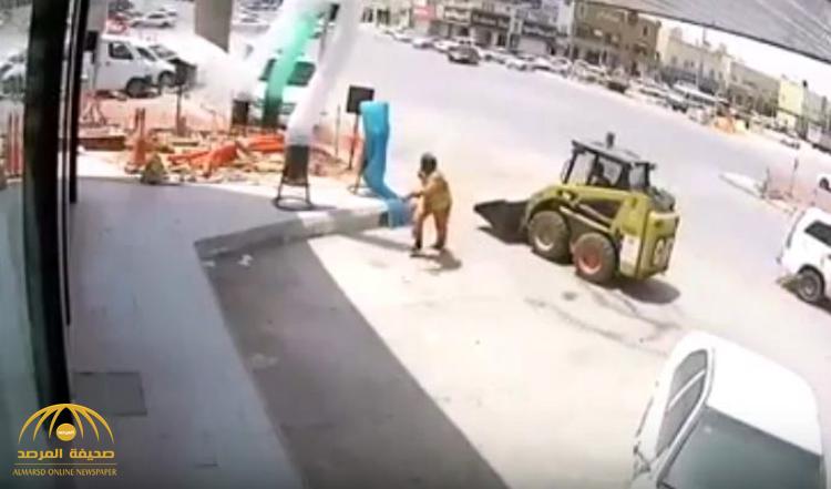 بالفيديو : شاهد سائق سيارة يفقد السيطرة .. ونجاة عجيبة لهذا العامل!