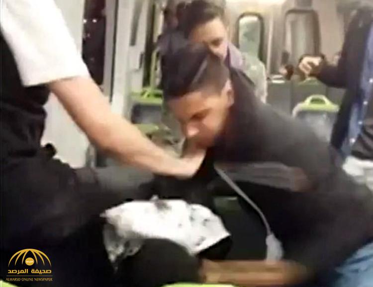 بالفيديو : 3 شبان عرب ينهالون بالضرب على "إفريقي" داخل قطار باستراليا .. ما علاقة داعش بالواقعة ؟