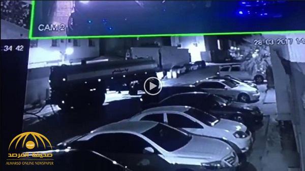 بالفيديو: شاهد عامل  يسطو  ليلا على عدد من السيارات داخل حي بالرياض ..وهكذا فشلت محاولته!