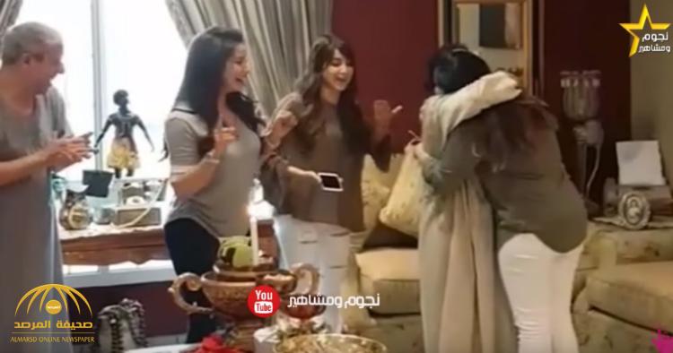 بالفيديو : لجين و أسيل عمران تفاجآن أختهما الصغيرة نعومة في عيد ميلادها