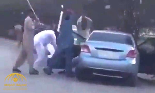 بالفيديو : باكستانيون يعتدون على سائق بالضرب بالعصي..ويحطمون سيارته!