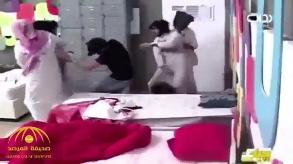 بالفيديو: مشاجرة عنيفة بين شقيقين توأم خلال بث مباشر على قناة بداية