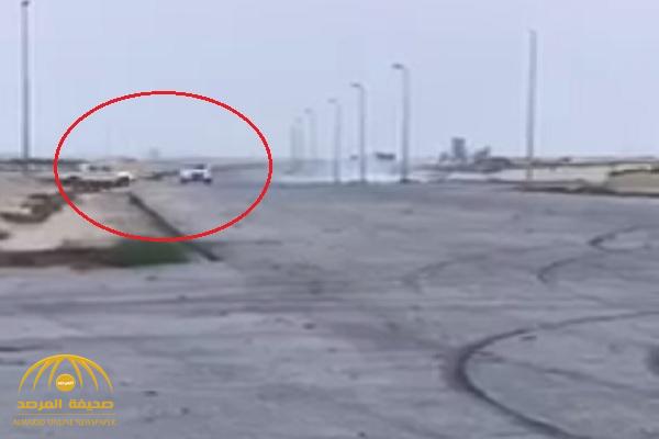 بالفيديو : حادث تصادم مروع لسيارة "هايلكس" أثناء التفحيط