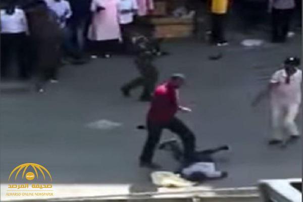 فيديو مروع .. شرطي يقتل رجل عصابات في كينيا ويدهس على جثته