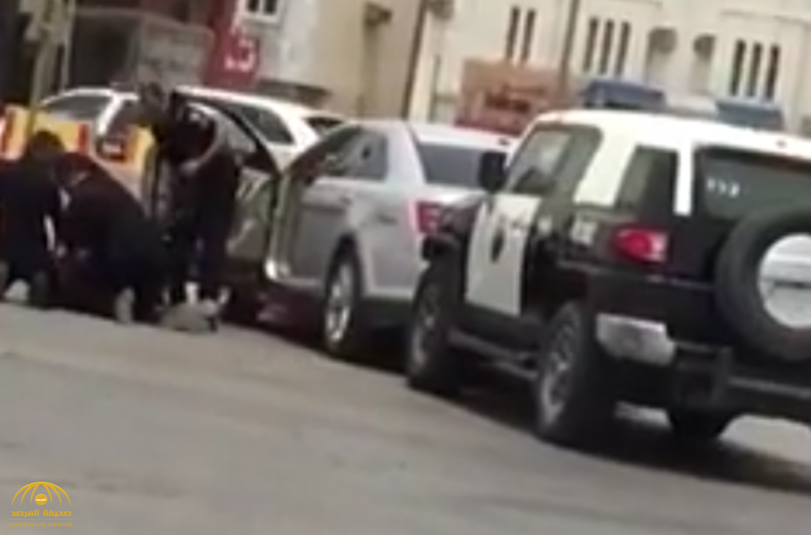 شرطة الرياض تكشف تفاصيل ضبط "مواطن" أشهر السلاح في وجه المارة .. وهذا ما وجدته داخل مركبته!