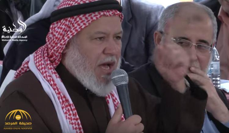 بالفيديو : نائب في حركة  حماس يُطالب بإعدام الرئيس الفلسطيني "محمود عباس" شنقًا وسط غزة