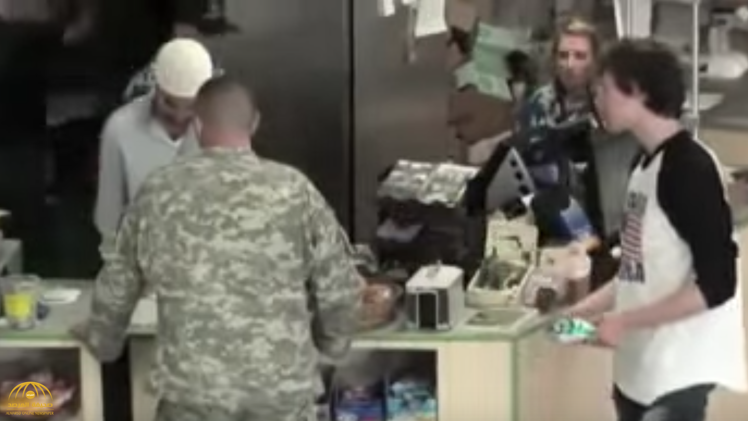 بالفيديو..شاهد ردة فعل جندي أمريكي عندما اكتشف أن البائع مسلم!
