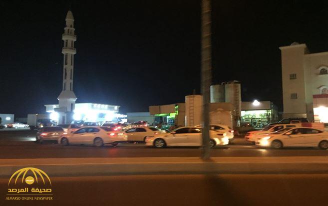 بالصور: طوابير من المركبات أمام المحطات بسبب أزمة الوقود بجازان