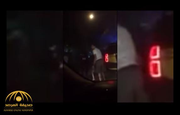 فيديو: شاهد شبان يعتدون  بالضرب على رجل أمن كويتي والأخير يطلق النار في الهواء