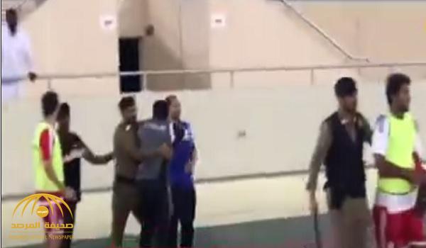 بالفيديو:  لاعب فريق العدالة  يعتدي على مشجع  نهضاوي .. والشرطة تتدخل
