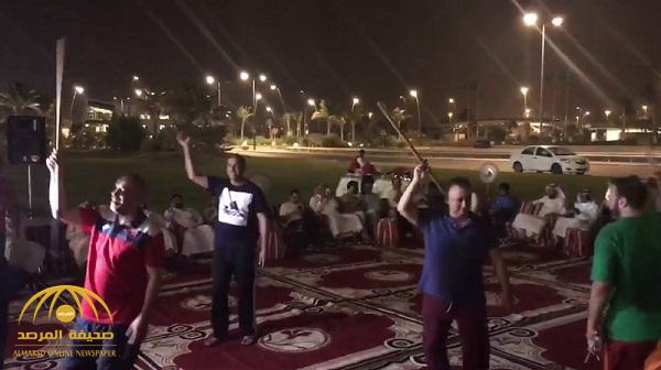 بالفيديو: “عادل عزت” يشارك في حفلة غنائية ويؤدي رقصة المزمار بملعب الجوهرة !