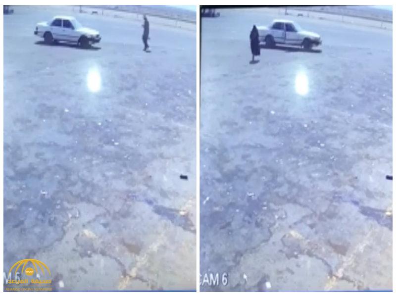 بالفيديو:لص يقتحم سيارة خرج صاحبها لقضاء حاجته وزوجته تهرول مسرعة في اللحظة الأخيرة!