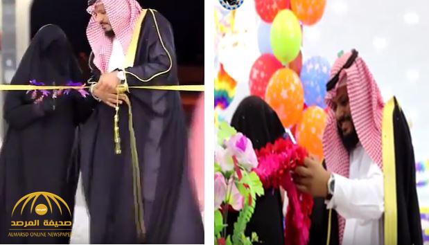 بالفيديو: "لهذه الأسباب" سعودي يُكرم زوجته ويقدم لها هدية نادرة.. شاهد كيف احتفل بها!