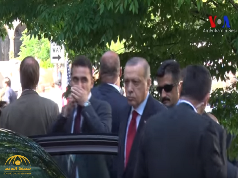بالفيديو:أردوغان يراقب بنفسه اشتباك حرسه ومتظاهرين بواشنطن
