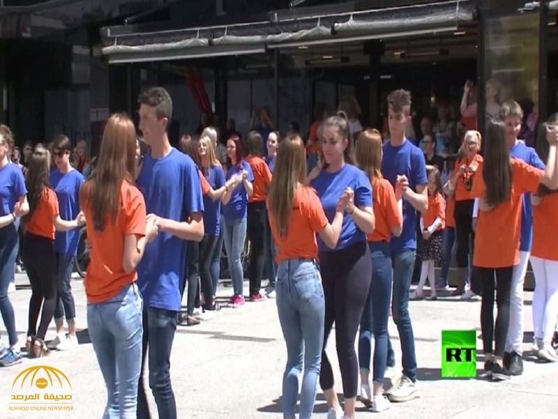 شاهد:خريجو المدارس في البوسنة والهرسك  يرقصون  رقصة  "الباجاتا"