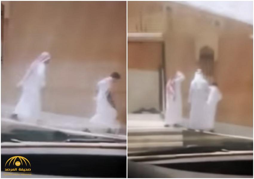 طالب يتعرض للضرب بـ "العقال" أمام مسجد من مسؤول تربوي بشقراء ! -فيديو