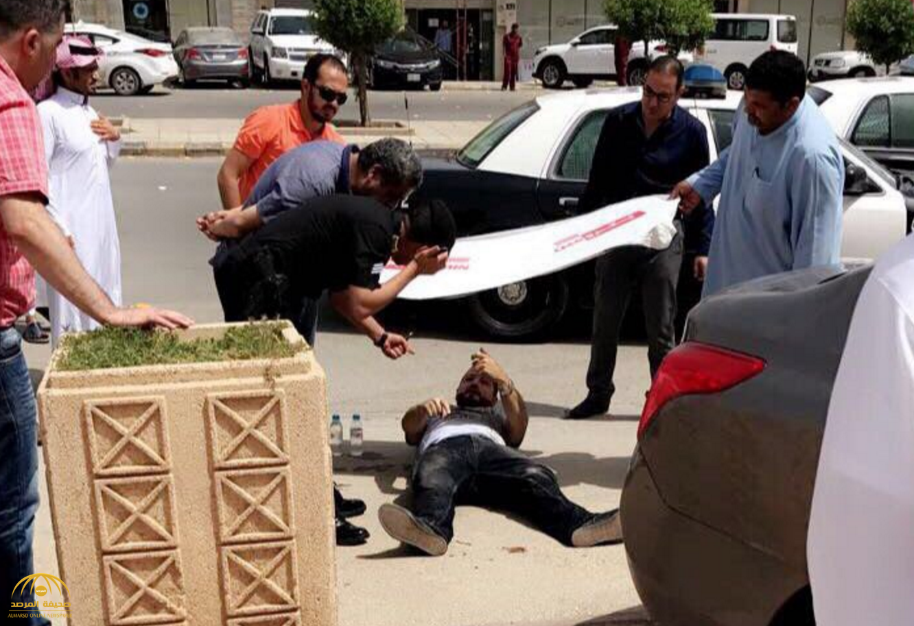 فيديو وصور :سطو مسلح على مقيم  أمام أحد البنوك وسرقة مبلغ بحوزته في حي الورود بالرياض