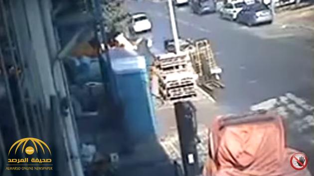 بالفيديو: شاهد سقوط صندوق حديدي على شخص أثناء مروره صدفة في الطريق