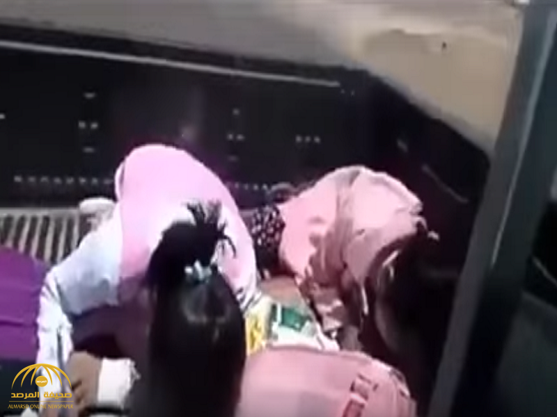 بالفيديو..سائق ينقل طالبتين  داخل صندوق  سيارة "هايلوكس" !