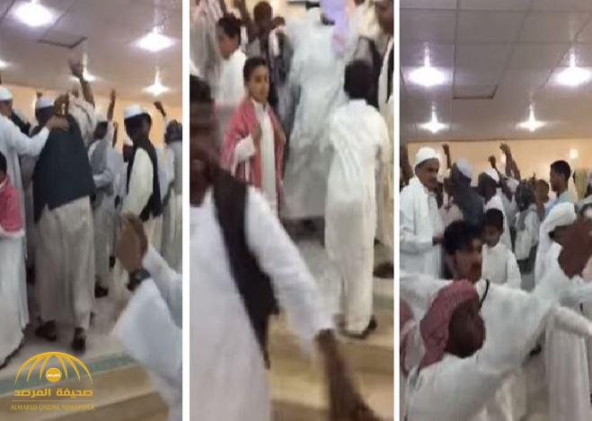 شاهد: كيف احتفل سعوديون بزواج مقيم سوداني في قريتهم- فيديو