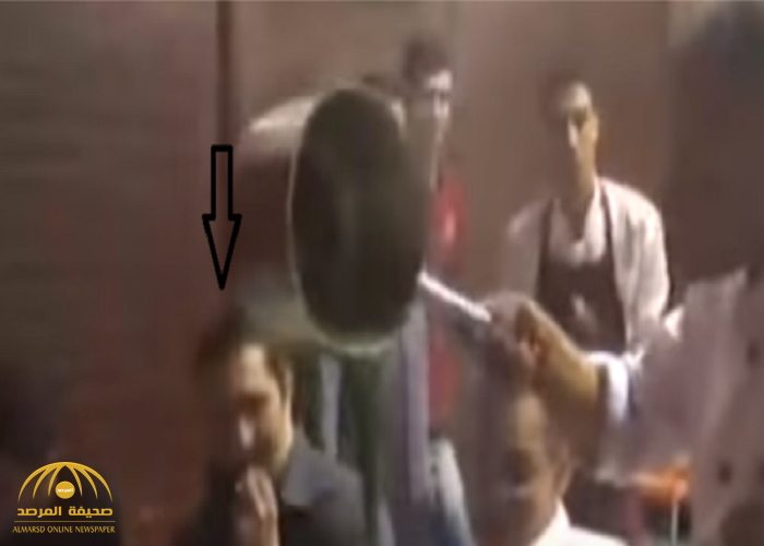 شاهد علاء مبارك بمقهى شعبي يلعب “الطاولة” بعد  تناوله  “الملوخية”!