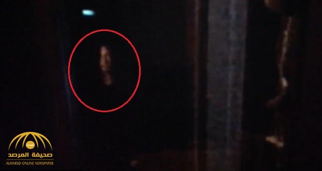 شاهد .. فيديو مرعب لـ “شبح طفل” يظهر في منزل محدّقاً في كاميرات المراقبة !
