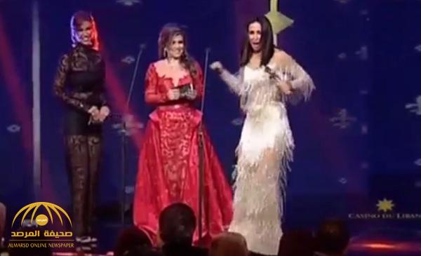 شاهد"ميس حمدان" تقوم بتصرفات غريبة على المسرح أثناء تسلمها جائزة أفضل ممثلة!