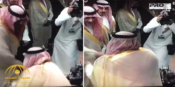 شاهد .. لحظة سقوط الأمير نواف بن سعد أثناء السلام على خادم الحرمين
