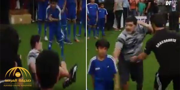 بالفيديو: شاهد .. ردة فعل مارادونا على طفل إماراتي أسقطه أرضاً !