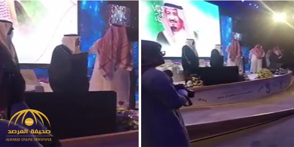 شاهد ردة فعل أمير الرياض حين رفض بعض الحضور الوقوف للسلام الملكي أثناء حفل جامعة شقراء - فيديو