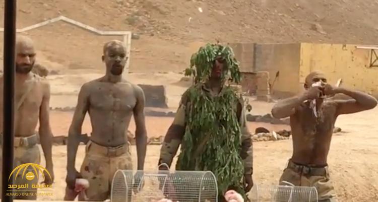 فيديو مرعب .. شاهد جنود الصاعقة ينهشون "حمام وأرانب وثعابين" حية أثناء التدريبات العسكرية الصعبة
